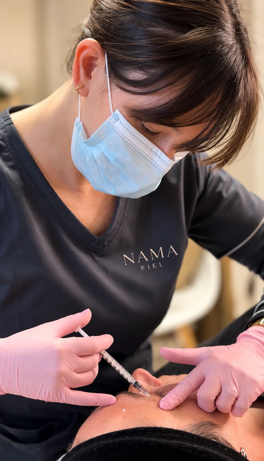 Profesional de NAMA PIEL realizando un procedimiento facial